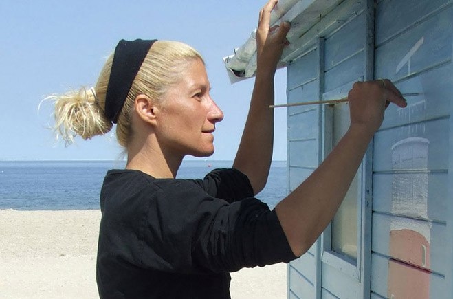 Angelina van der Vliet - Stiehl schildert haar strandhuisje