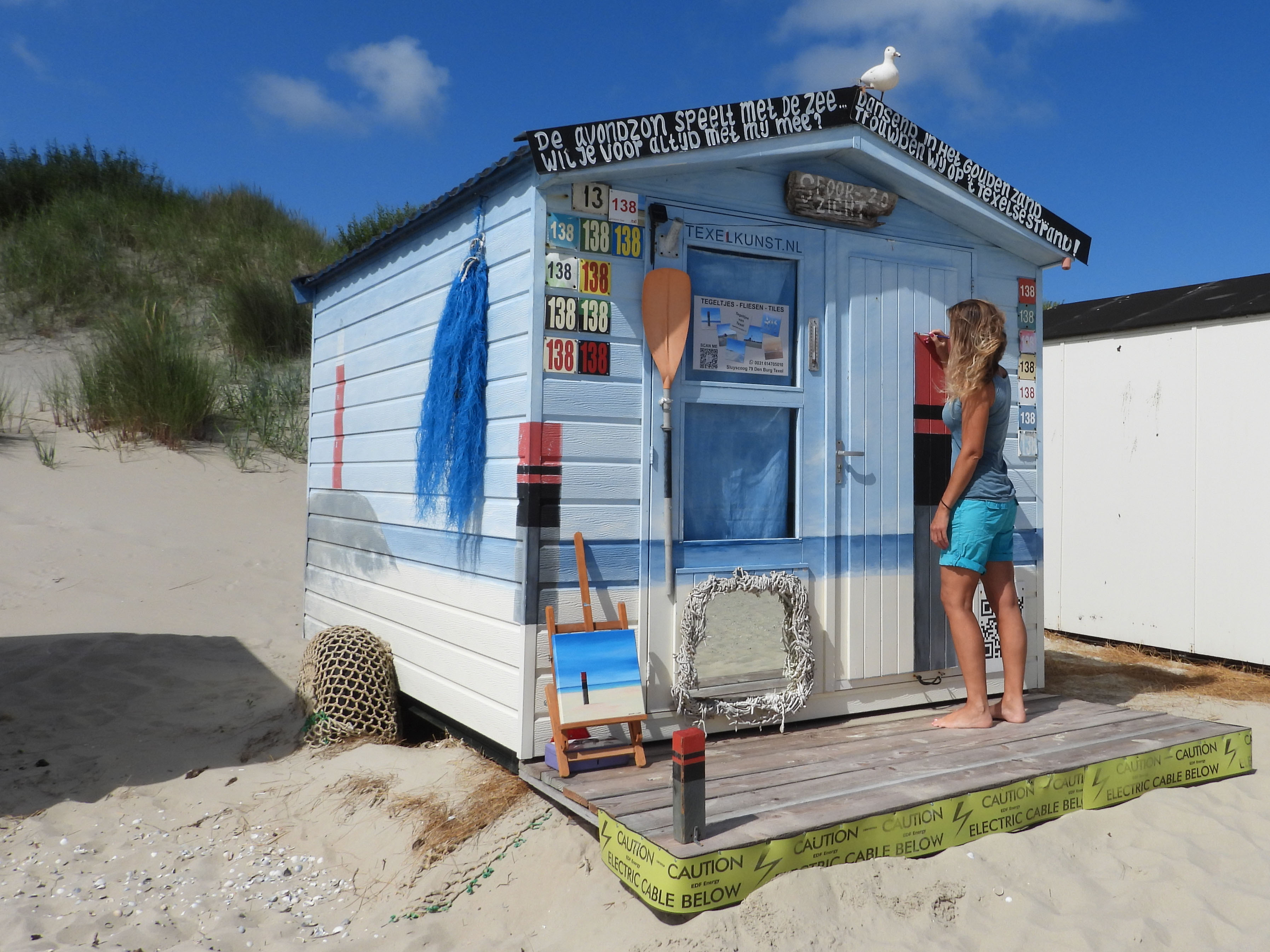 Texels beeldend kunstenaar Angelina Stiehl aan het werk bij haar strandhuisje